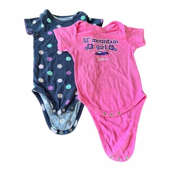 Good😀 condition CARTER’S and RABBIT SKINS pack of two onesies, size 18 mos - Picture 2 of 8